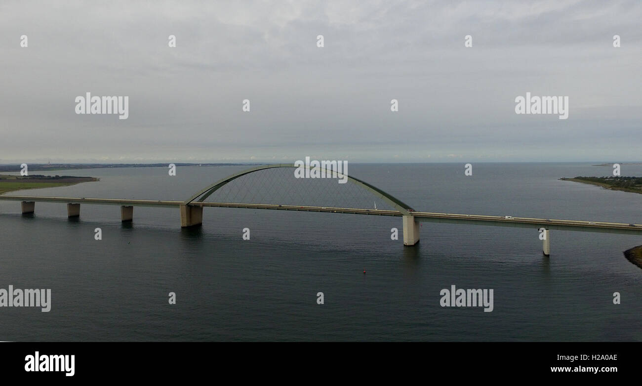 Grossenbrode, Deutschland. 26. September 2016. Eine Luftaufnahme der Fehmarnsund-Brücke in der Nähe von Grossenbrode, Germany, 26. September 2016. Die nur unter 1 km langen Brücke ist eine der 13 Pilotprojekte, in denen die Deutsche Bahn Building Information Modeling mit Scannern und Drohnen setzt. Die Deutsche Bahn prüft, dass verschiedene Möglichkeiten, die Verbindung zwischen der Insel Fehmarn und dem Festland Ostholstein machen fit für den Verkehr auf den Tunnel zu geplanten Btween erwartet Fehmarn und Dänemark. Foto: CARSTEN REHDER/Dpa/Alamy Live News Stockfoto