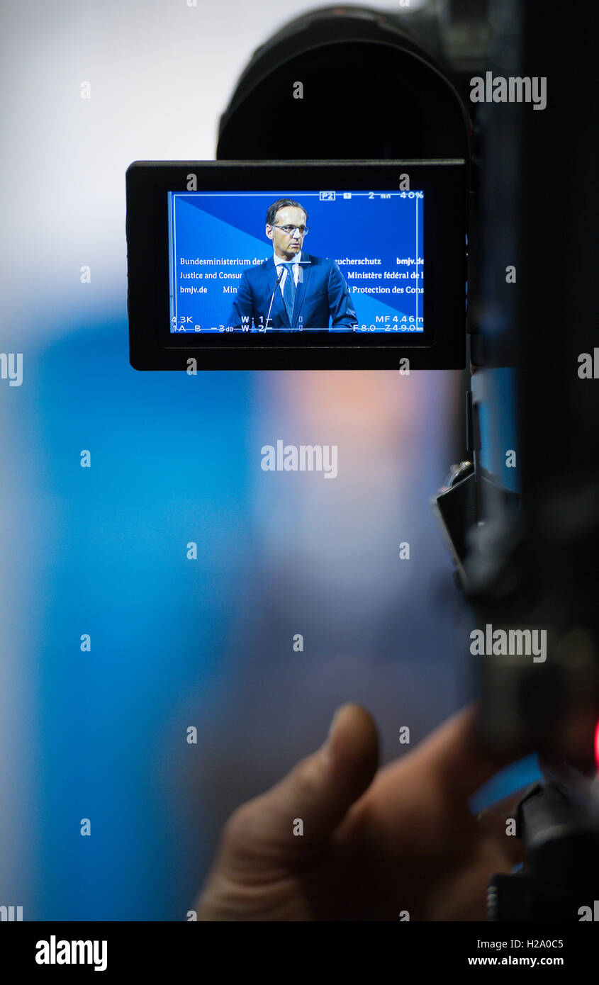 Berlin, Deutschland. 26. September 2016. Deutsche Justizministerin Heiko Maas spricht über die Möglichkeiten zur Bekämpfung von Verbrechen aus Hass im Internet auf der Conference on Hate Speech and Freedom of Expression im Bundesministerium für Justiz und Verbraucherschutz in Berlin, Deutschland, 26. September 2016. Foto: BERND VON JUTRCZENKA/Dpa/Alamy Live-Nachrichten Stockfoto