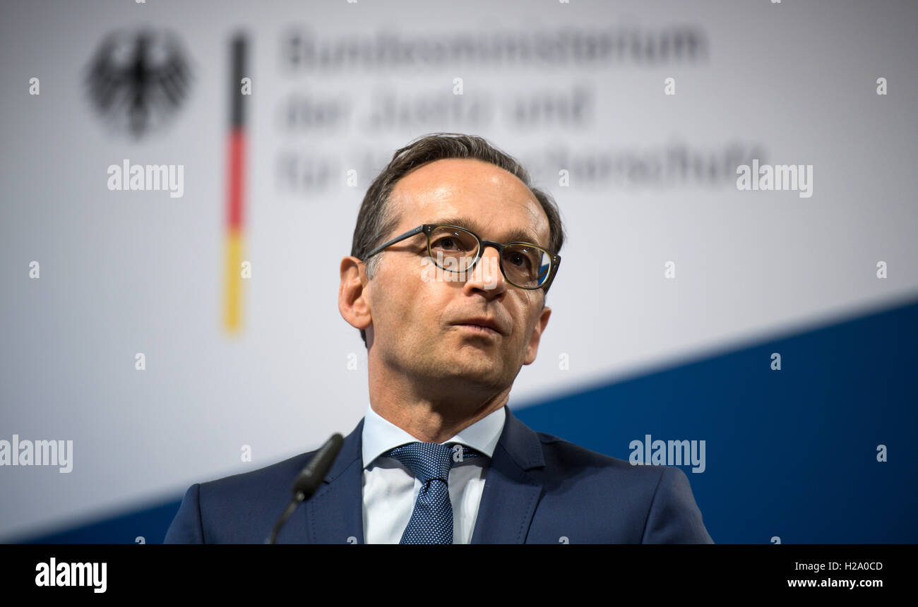 Berlin, Deutschland. 26. September 2016. Deutsche Justizministerin Heiko Maas spricht über die Möglichkeiten zur Bekämpfung von Verbrechen aus Hass im Internet auf der Conference on Hate Speech and Freedom of Expression im Bundesministerium für Justiz und Verbraucherschutz in Berlin, Deutschland, 26. September 2016. Foto: BERND VON JUTRCZENKA/Dpa/Alamy Live-Nachrichten Stockfoto