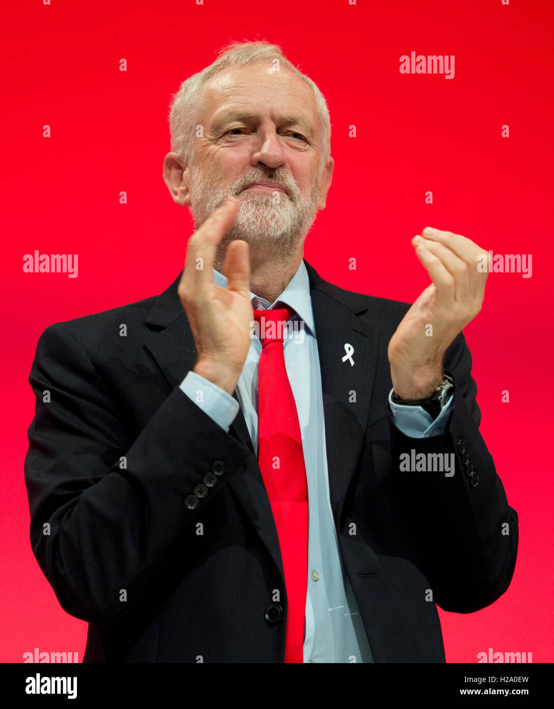 Liverpool, Vereinigtes Königreich. 26. September 2016. Labour-Chef Jeremy Corbyn begrüßt tagsüber zwei Labour-Parteitag in Liverpool. Bildnachweis: Russell Hart/Alamy Live-Nachrichten. Stockfoto