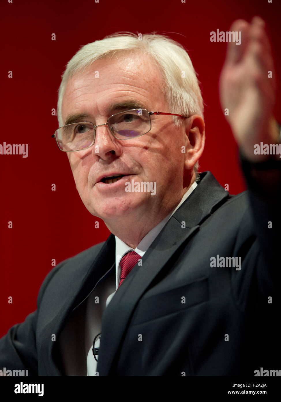 Liverpool, Vereinigtes Königreich. 26. September 2016. Schatten der Schatzkanzler John McDonnell MP spricht am zweiten Tag des Labour-Parteitag in Liverpool. Bildnachweis: Russell Hart/Alamy Live-Nachrichten. Stockfoto