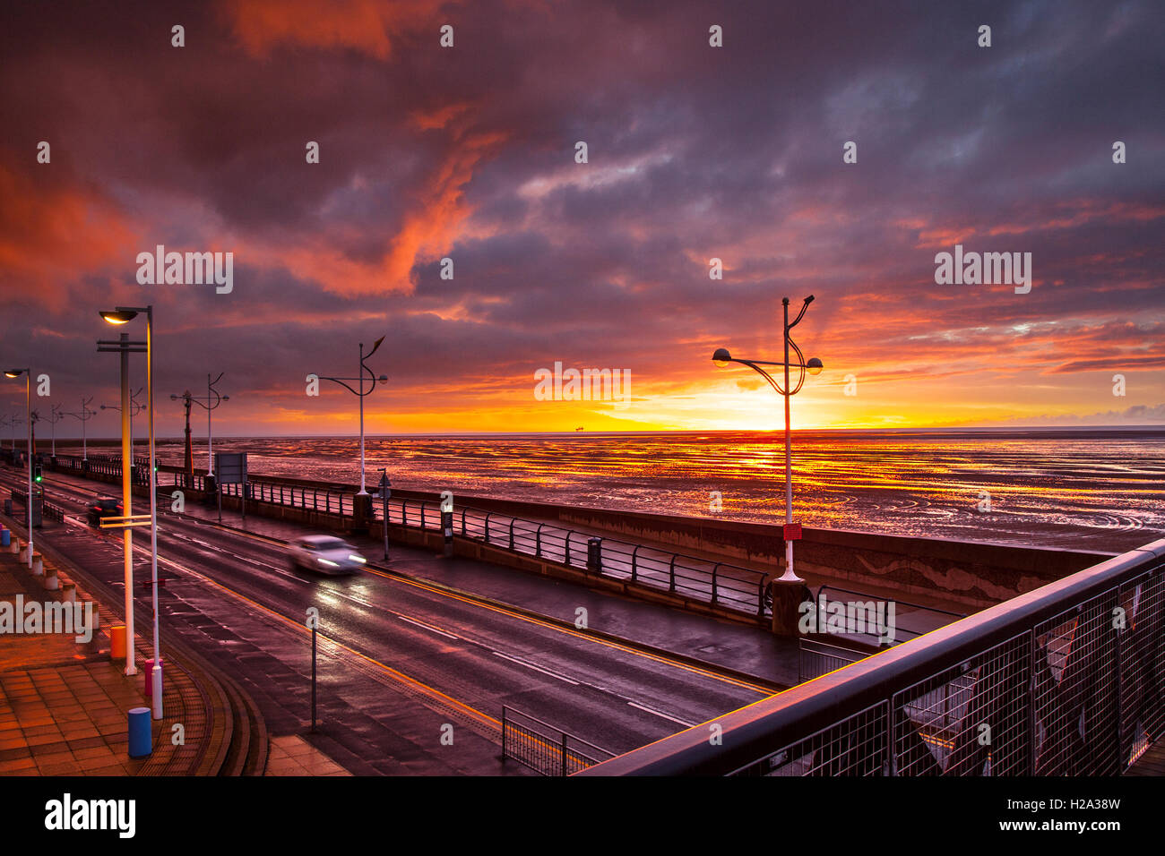 Southport, Merseyside, England. 26. September 2016. Großbritannien Wetter.  Ein Bruch in den Wolken bei Sonnenuntergang. Southport Pier ist ein beliebter Aussichtspunkt für Beobachter, den Sonnenuntergang über den Strand und die irische See zu genießen. Das Resort hat ständige schwere Ausbrüche von regnerisch Regen ausgehalten und die Nacht ist es wahrscheinlich mit Nebel bilden, auf einer Anhöhe zu neblig. Bildnachweis: MediaWorld Bilder/Alamy Live-Nachrichten Stockfoto