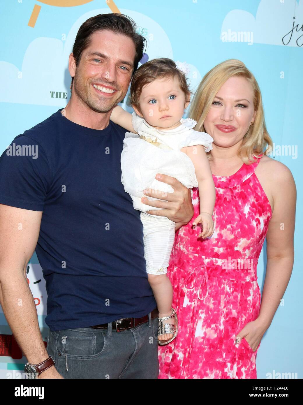 Los Angeles, CA, USA. 24. Sep, 2016. Scott Bailey, Amelie Irene Bailey, Adrienne Frantz in die Teilnehmerliste für die 5. Celebrity Red Carpet Sicherheit Jahresveranstaltung, dem Kommissär bei Sony Picture Studios, Los Angeles, CA 24. September 2016. © Priscilla Grant/Everett Collection/Alamy Live-Nachrichten Stockfoto