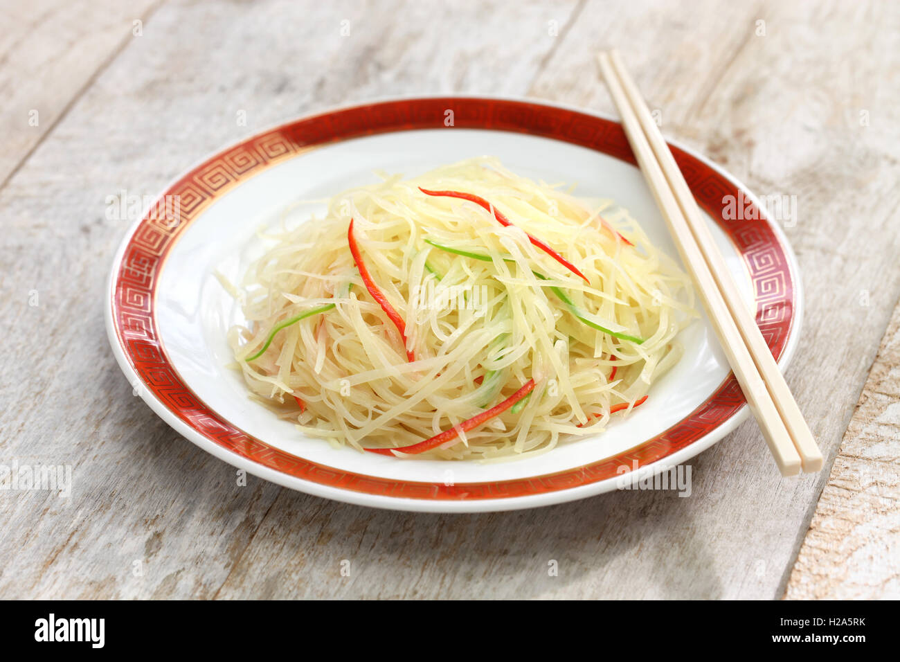 Rühren Sie geschredderte Bratkartoffeln, chinesische Küche Stockfoto