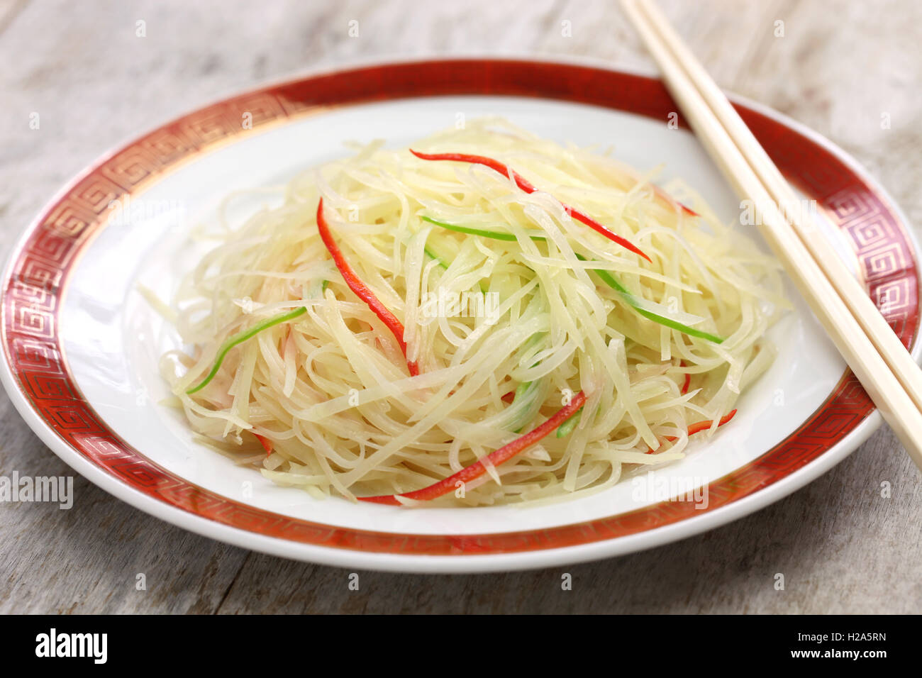 Rühren Sie geschredderte Bratkartoffeln, chinesische Küche Stockfoto