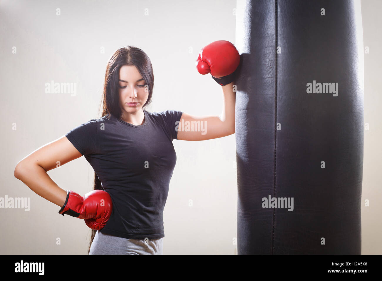Sport Mädchen in Boxhandschuhe und Boxsack Körper Stockfoto