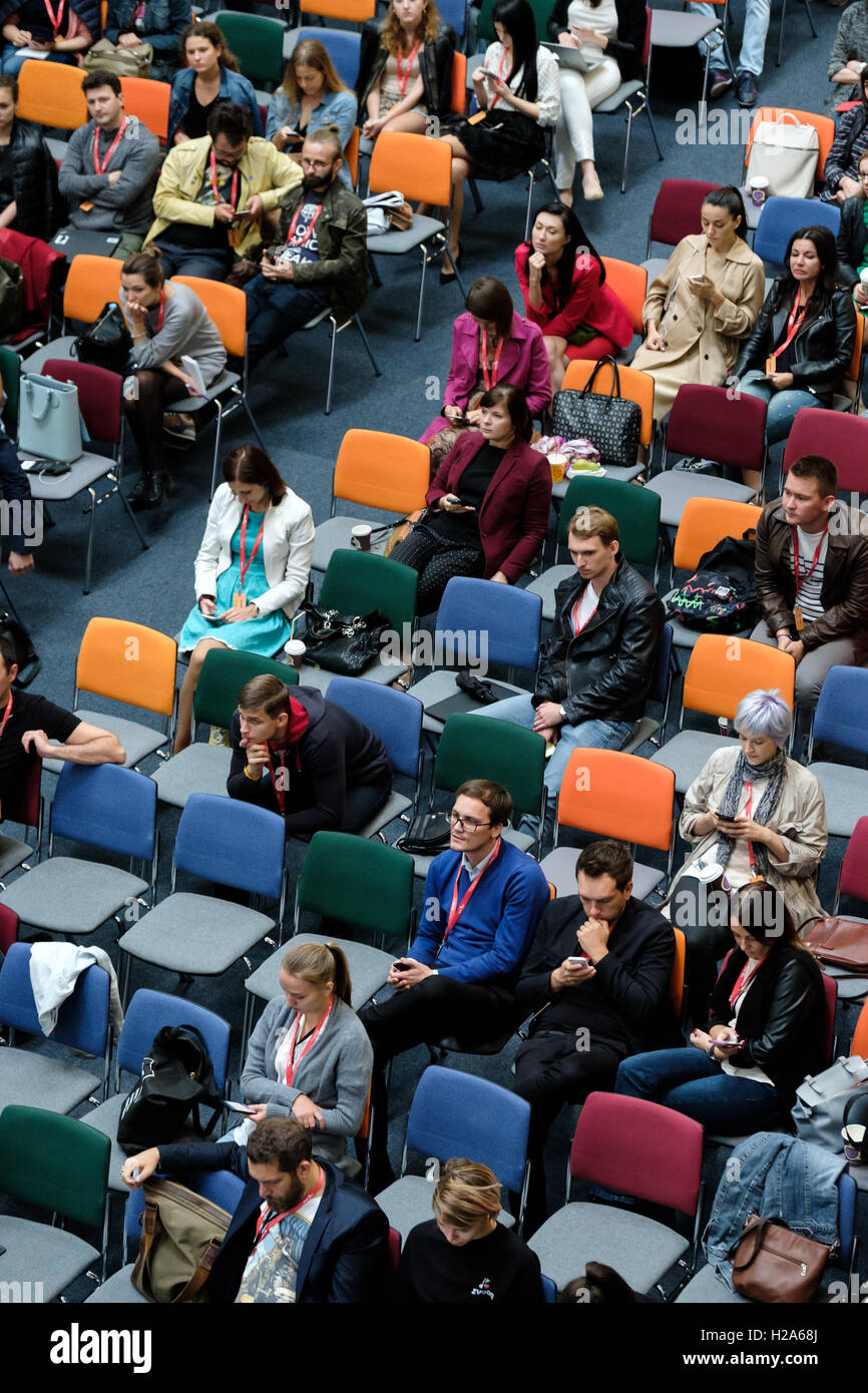 Menschen besuchen Digital-Marketingkonferenz im großen Saal Stockfoto