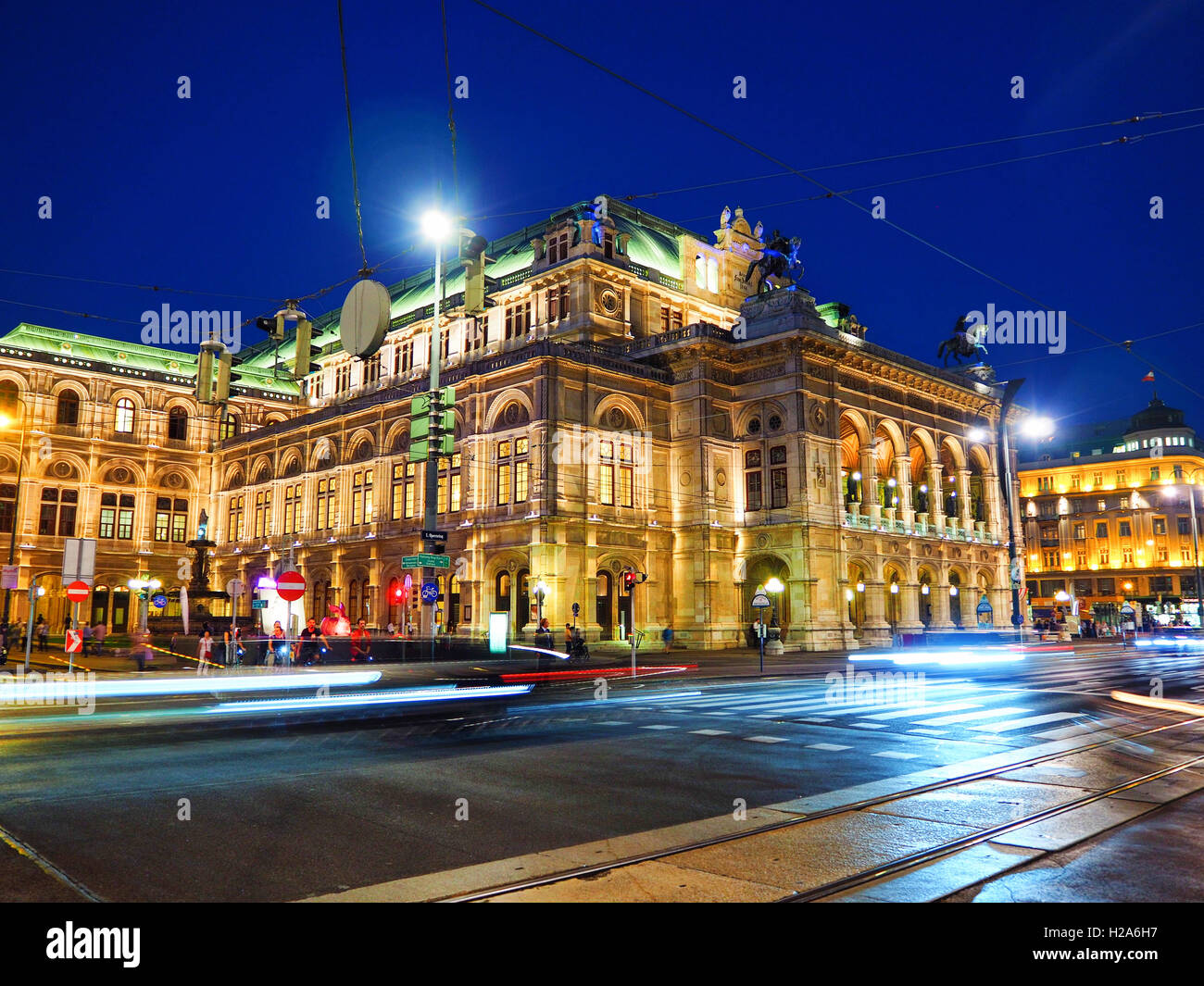 Wiener Staatsoper bei Nacht Stockfoto