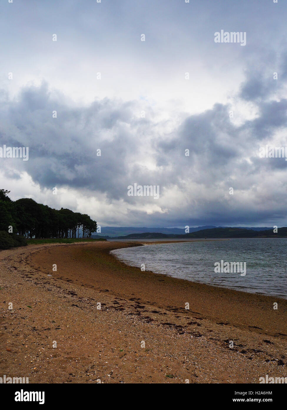 Menschenleeren Strand von Otter Ferry und dramatischer Himmel Stockfoto