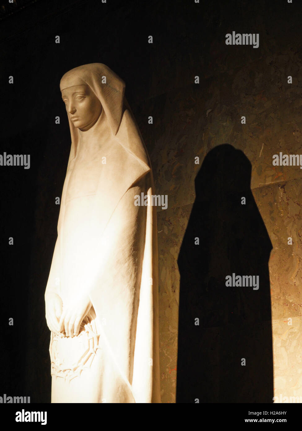 religiöse Statue mit Schatten beleuchtet Stockfoto