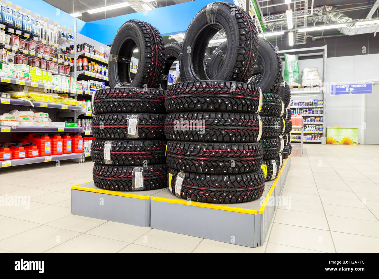 Neue Winterreifen zum Verkauf im Hypermarkt Lenta gestapelt Stockfoto