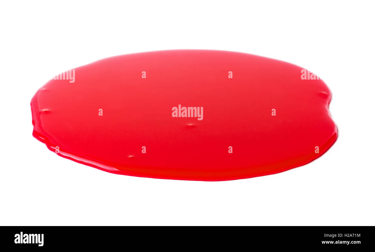 Pfütze ein roter Farbe Auslaufen auf dem weißen Hintergrund isoliert Stockfoto