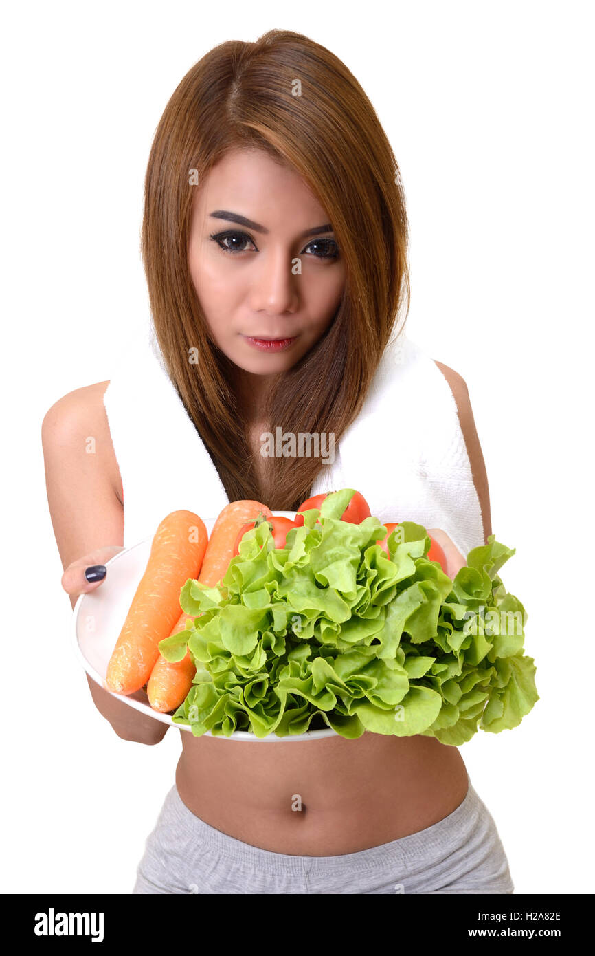 Sport Mädchen hat Gemüse in ihre Hände, gutes Essen für eine gute Gesundheit auf weißem Hintergrund zu zeigen. Stockfoto