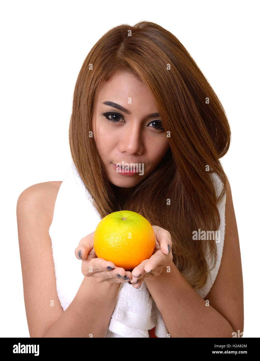 Mädchen mit Orange in ihren Händen, gutes Essen für eine gute Gesundheit auf weißem Hintergrund zu zeigen. Stockfoto