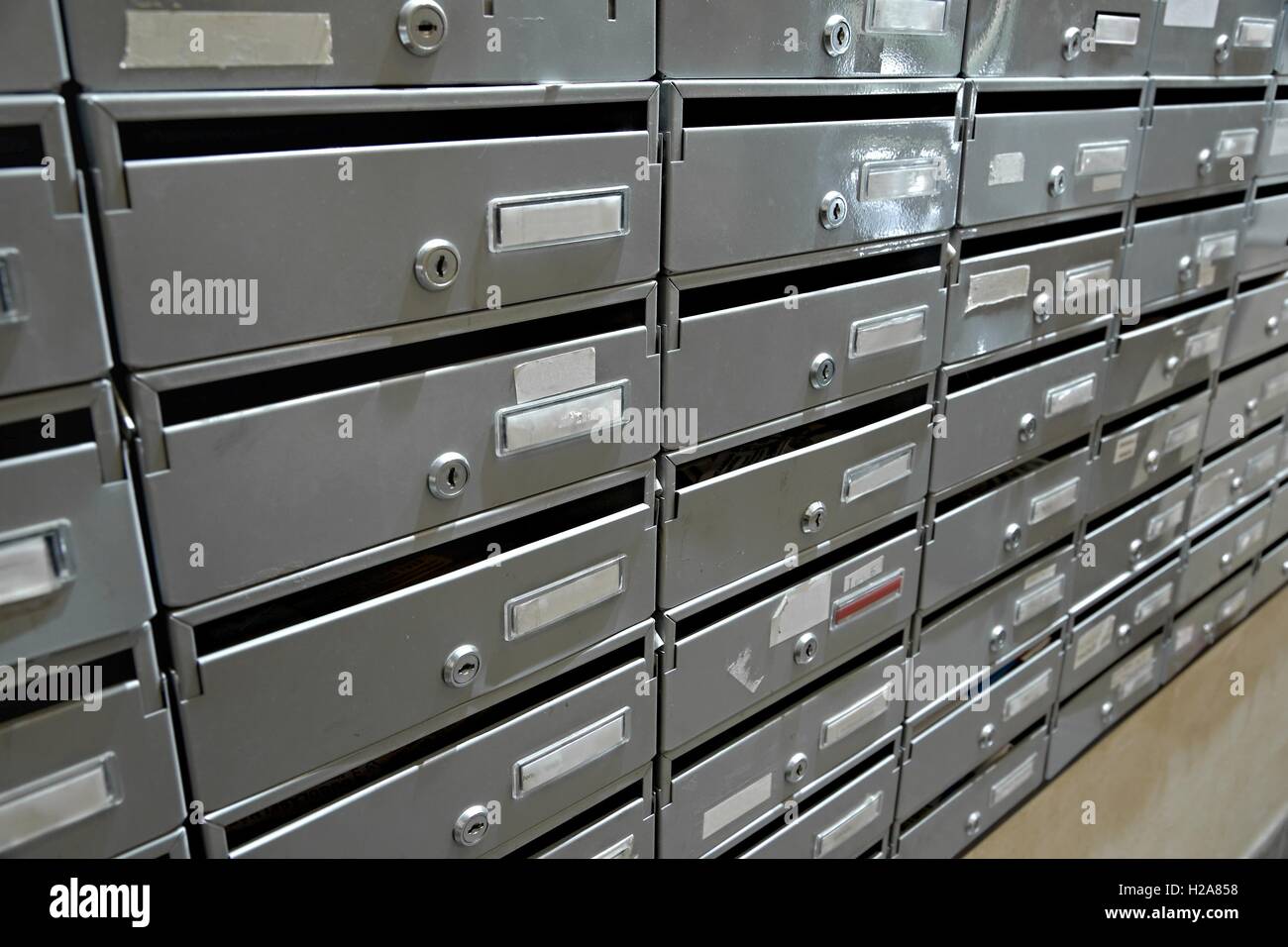 Briefkästen eines Hauses Stockfoto