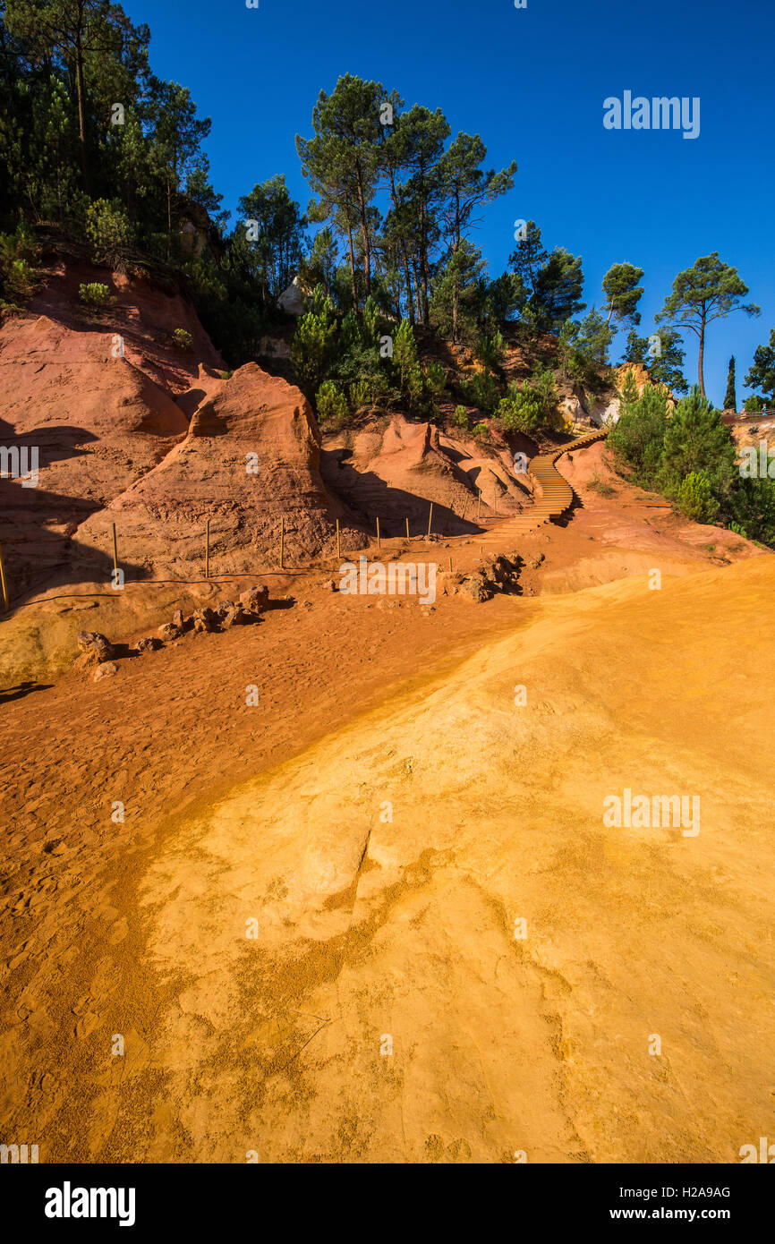 Roussillon ist eines der berühmtesten Sehenswürdigkeiten in Luberon Dank seiner geologischen Wundern. Stockfoto