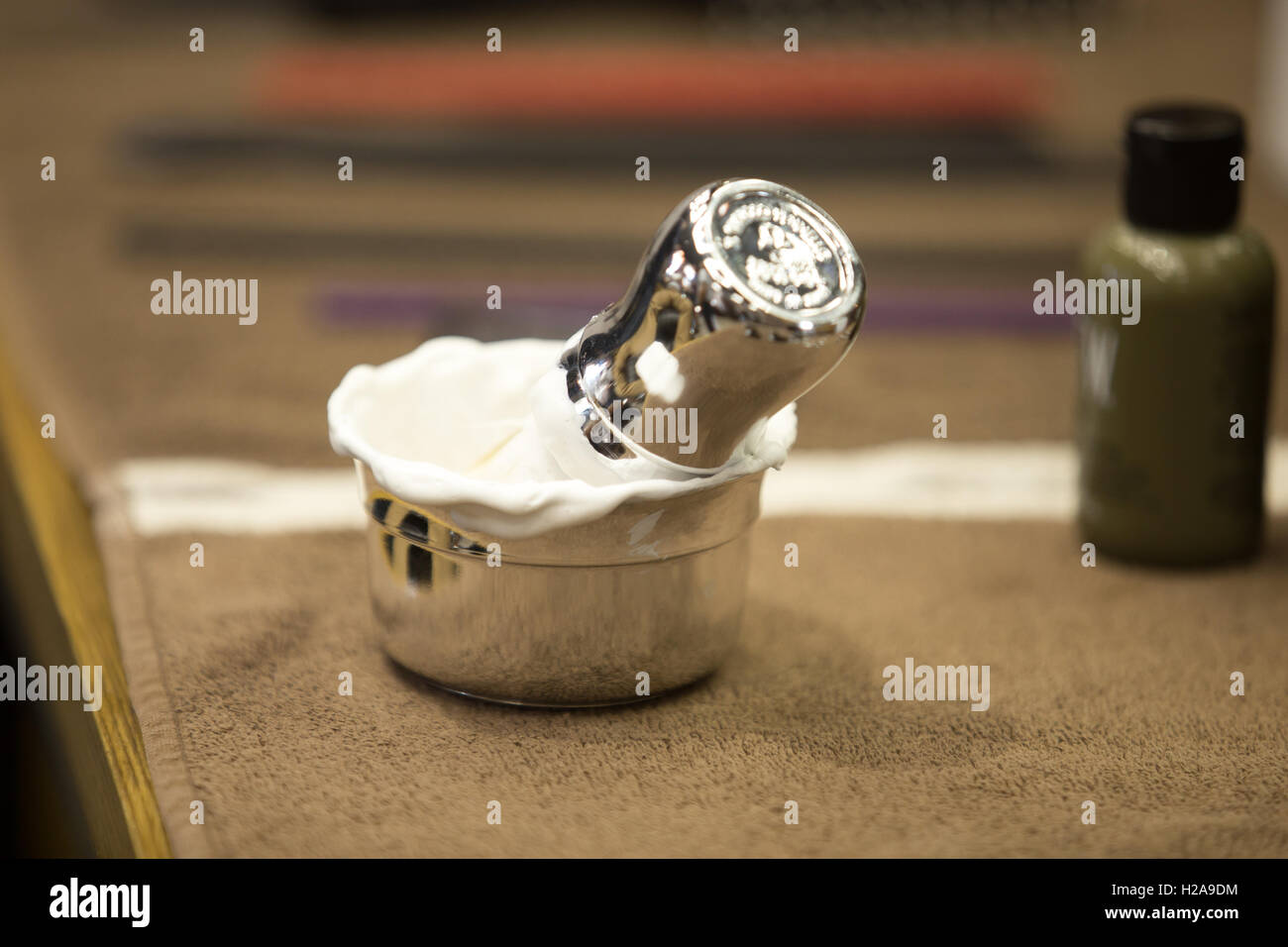 Kopfschuss-Porträt von ernster junger Mann mit langem Bart und Schnurrbart. Schöner brutale bärtigen Mann posiert, Blick in die Kamera Stockfoto