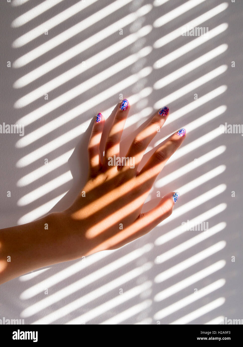 Hand mit Streifen Schatten Stockfoto