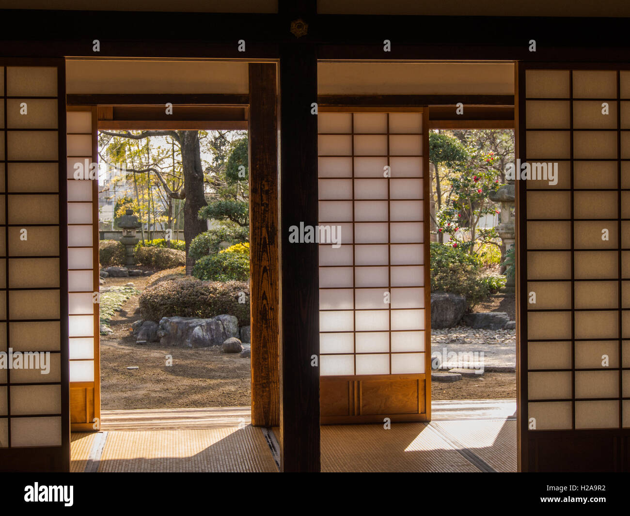 Traditionelle japanische Architektur. Blick aus Zimmer mit Tatami-Matten und Shoji-Bildschirme von traditionellen Garten anzeigen.  Kawagoe Stockfoto