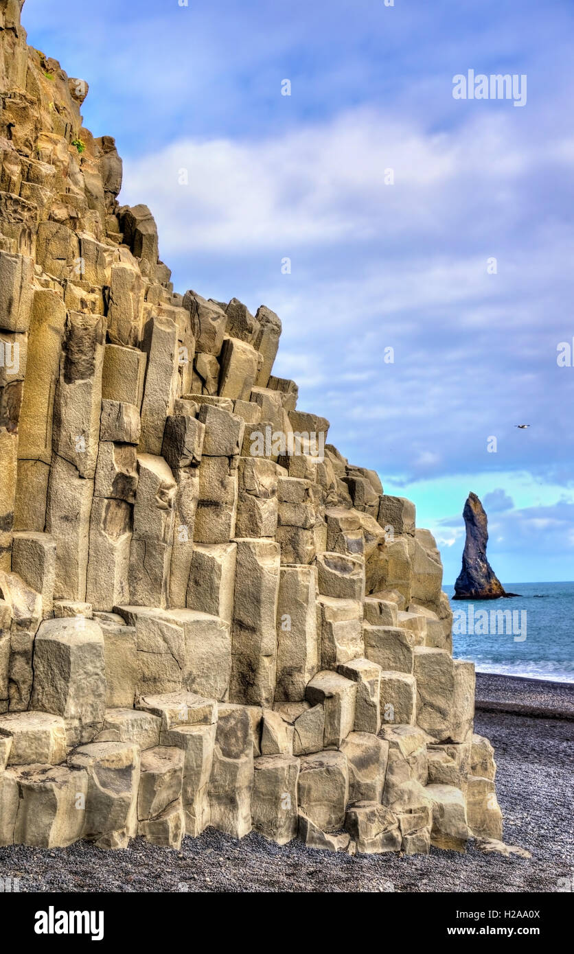 Reynisfjall Berg am schwarzen Sand Strand des Reynisfjara - Island Stockfoto