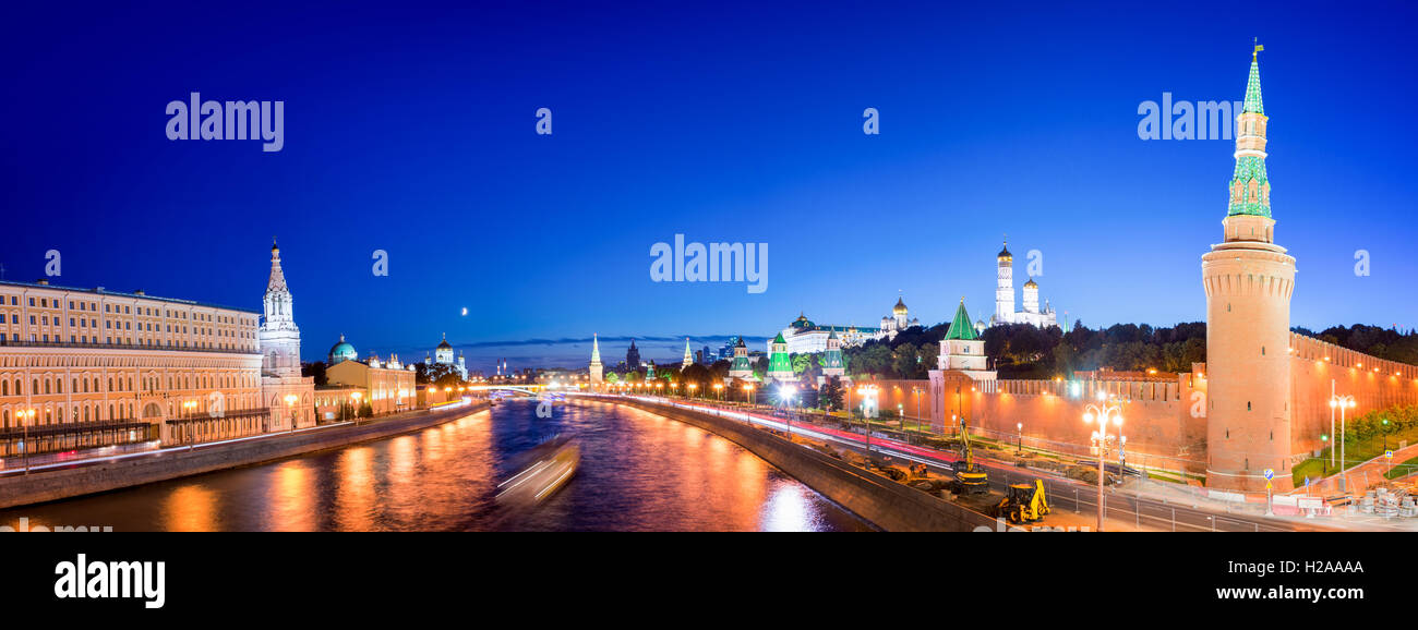 Panrama des Flusses Moskwa mit dem Kreml Towers bei Nacht, Moskau, Russland Stockfoto