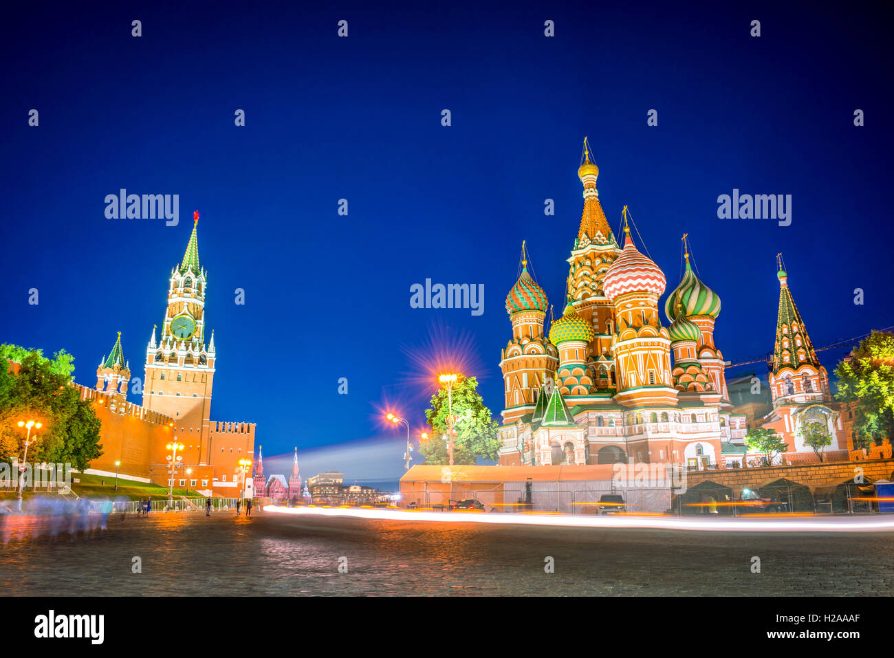 Basilius Kathedrale und Kreml am Roten Platz in der Nacht, Moskau, Russland Stockfoto