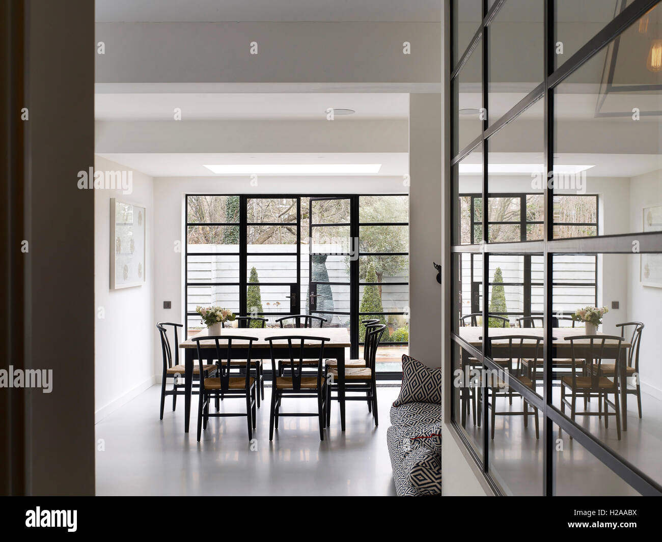 Blick entlang Crittal Fenster in Richtung Küche und Garten. North Kensington Haus, London, Vereinigtes Königreich. Architekt: Steif + Trevillion Architekten, 2015. Stockfoto