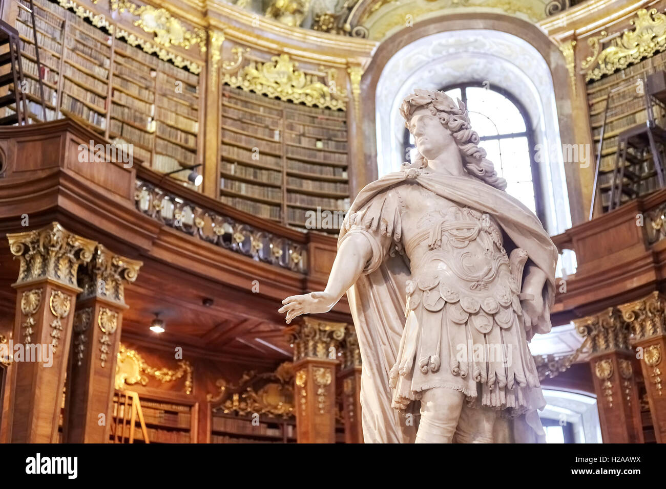 Wien, Österreich - 14. August 2016: Skulptur in der Prunksaal (Prunksaal), das Herz der Österreichischen Nationalbibliothek. Stockfoto