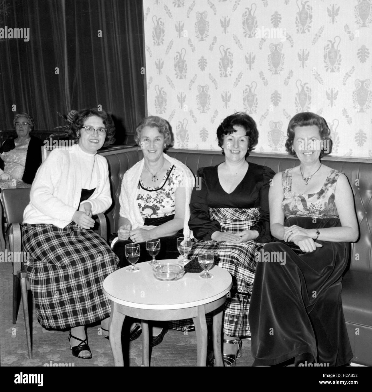 Caledonian Gesellschaft Burns Night c1968. Ein formeller Abendfeier des Lebens und der Poesie des Dichters Robert Burns. Am Abend inklusive Tracht mit Männer tragen Kilts, ein schottischer Piper mit Dudelsack, eine formale Verbreitung einschließlich Haggis und viel trinken! Es gab auch einige 60er Jahre Mode und Frisuren der Zeit. Foto von Tony Henshaw Stockfoto