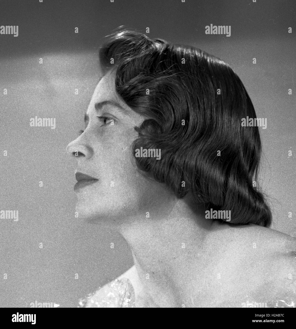 1940er Jahren Bildnis einer Frau von Gilbert Adams (1906 – 1996), prominente Dritte Generation Fotografen, Sohn von Marcus und Enkel von Walton, Gilbert Adams mit ausgebildet und unterstützt seinen Vater, später das Ballett fotografieren spezialisiert. Foto von Tony Henshaw *.  Aus der Sammlung Gilbert Adams Fotografie Copyright Tony Henshaw Stockfoto