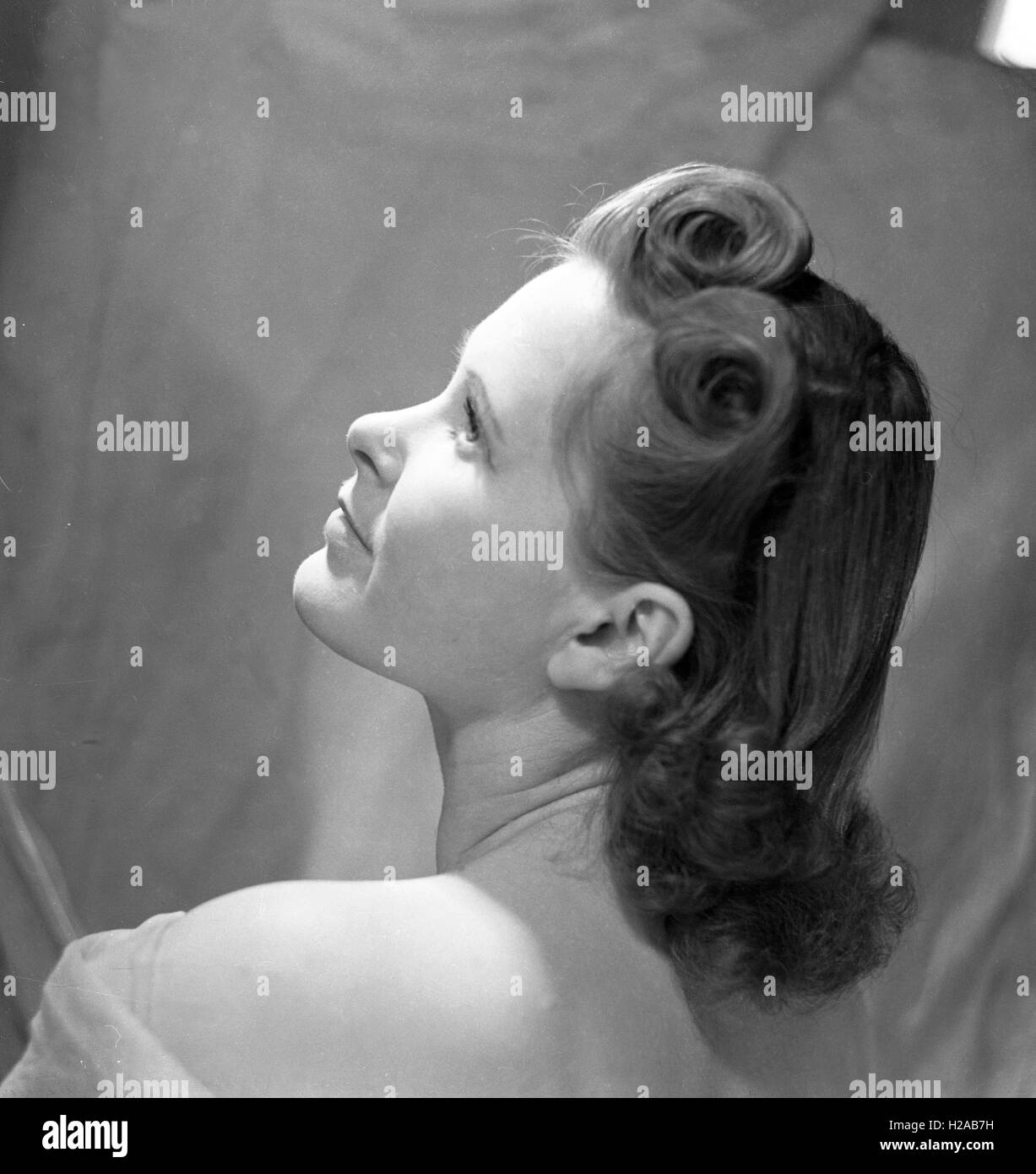 1940er Jahren ungewöhnliche Winkel Porträt einer Frau zeigt ihre Frisur von Gilbert Adams (1906 – 1996), prominente Dritte Generation Fotografen, Sohn von Marcus und Enkel von Walton, Gilbert Adams mit ausgebildet und half seinem Vater, später das Ballett fotografieren spezialisiert. Foto von Tony Henshaw.  der Gilbert-Adams-Sammlung der Fotografie Copyright Tony Henshaw Stockfoto