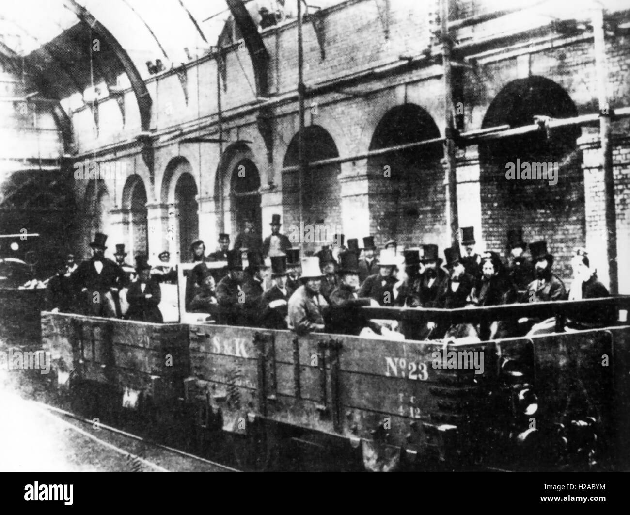 Londoner U-Bahn Eröffnung im Januar 1863 mit einem Zug, Farringdon Station Paddington zu verlassen Stockfoto