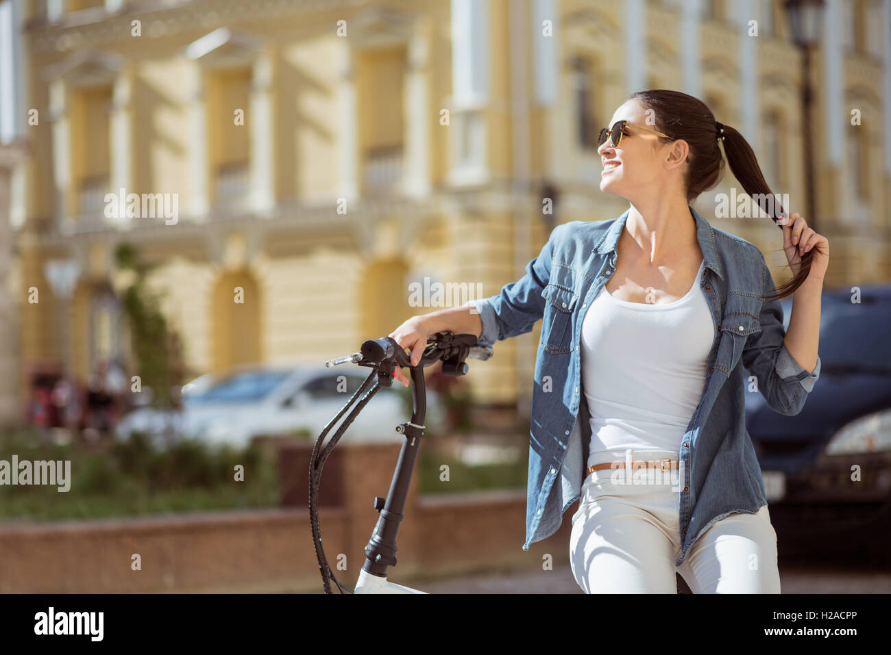 Fröhlich lächelnden Frau stehen in der Nähe von Fahrrad Stockfoto