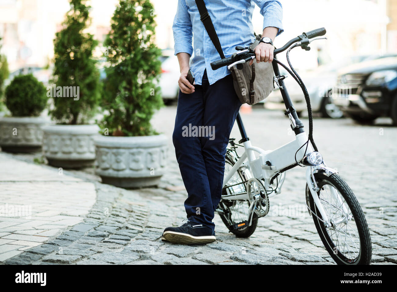 Gut aussehende schlanke Mann auf der Straße stehen. Stockfoto