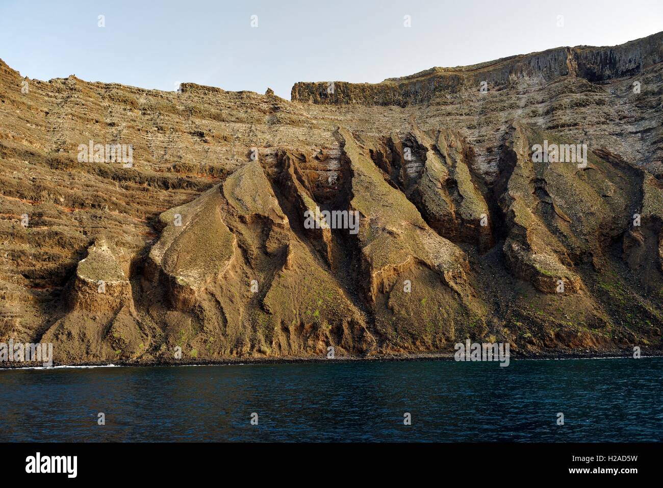 Erosionsrinnen in vulkanischer Lava Ascheschichten. Risco de Famara-Klippen am Punta Fariones auf der Nordspitze von Lanzarote, Kanarische Inseln Stockfoto