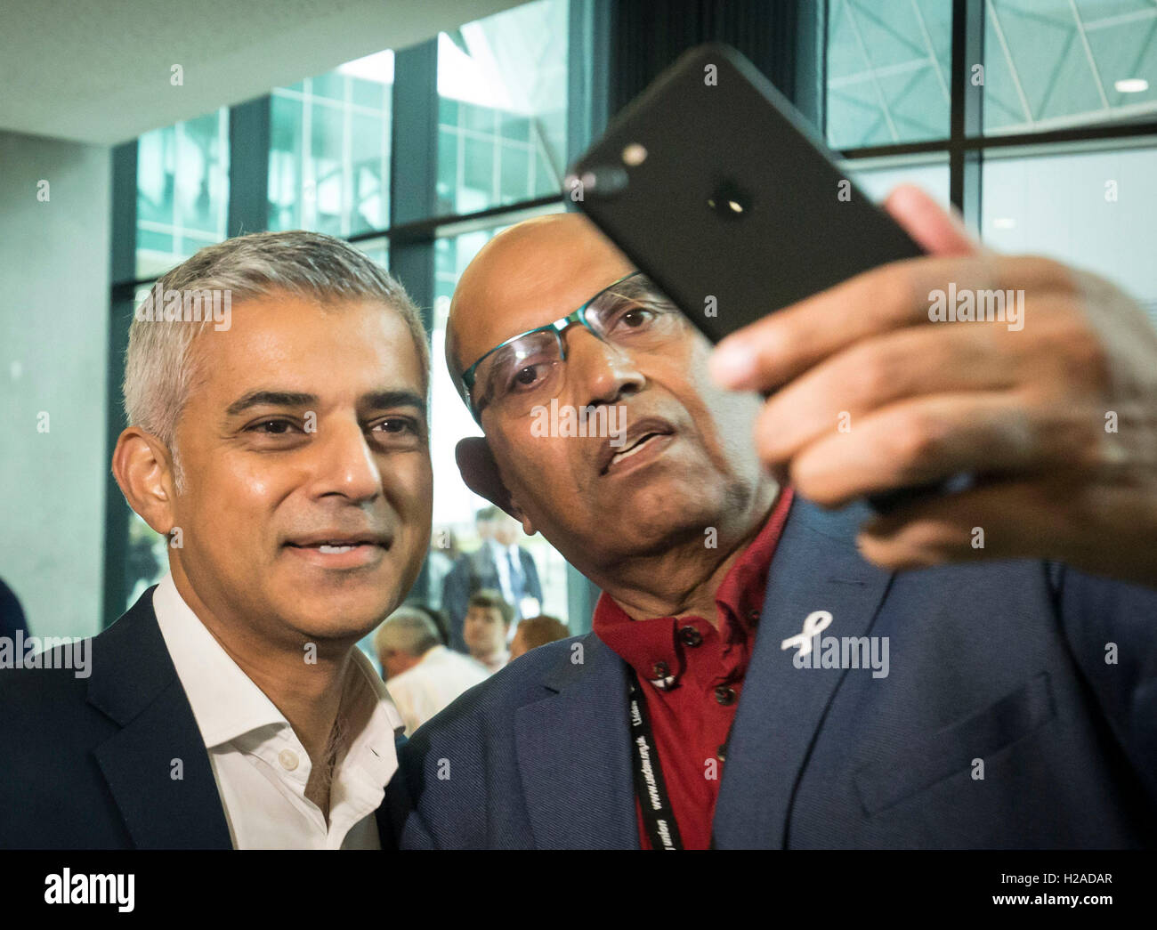 Bürgermeister von London Sadiq Khan (links) hält für das Selfie, wie er für den zweiten Tag des Labour-Parteitag in Liverpool ankommt. Stockfoto