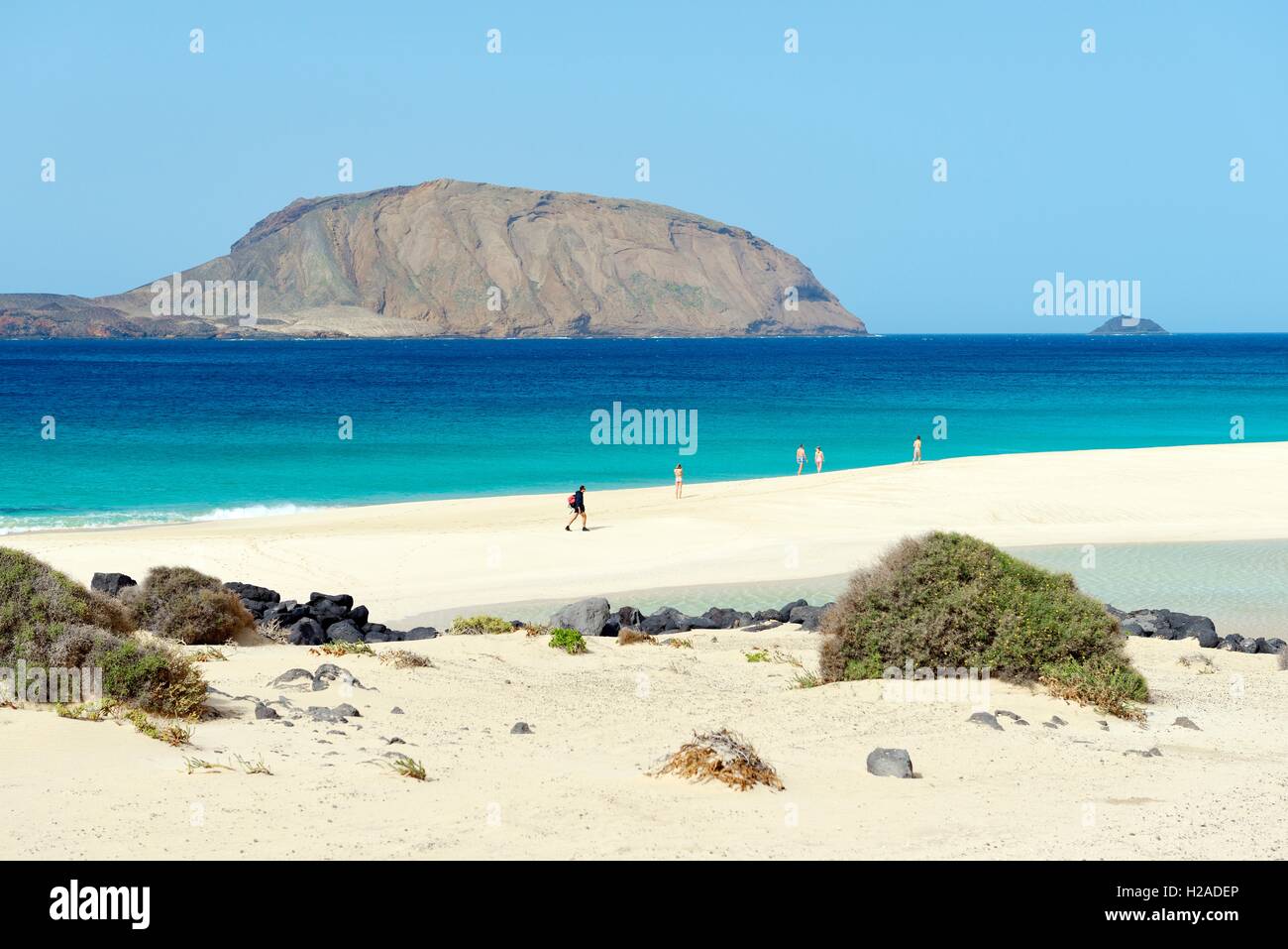 Lanzarote, Kanarische Inseln. Über den weißen Sandstrand von Playa de Las  Conchas auf Isla Graciosa, Lanzarote. In Richtung Insel von Montana Clara  Stockfotografie - Alamy