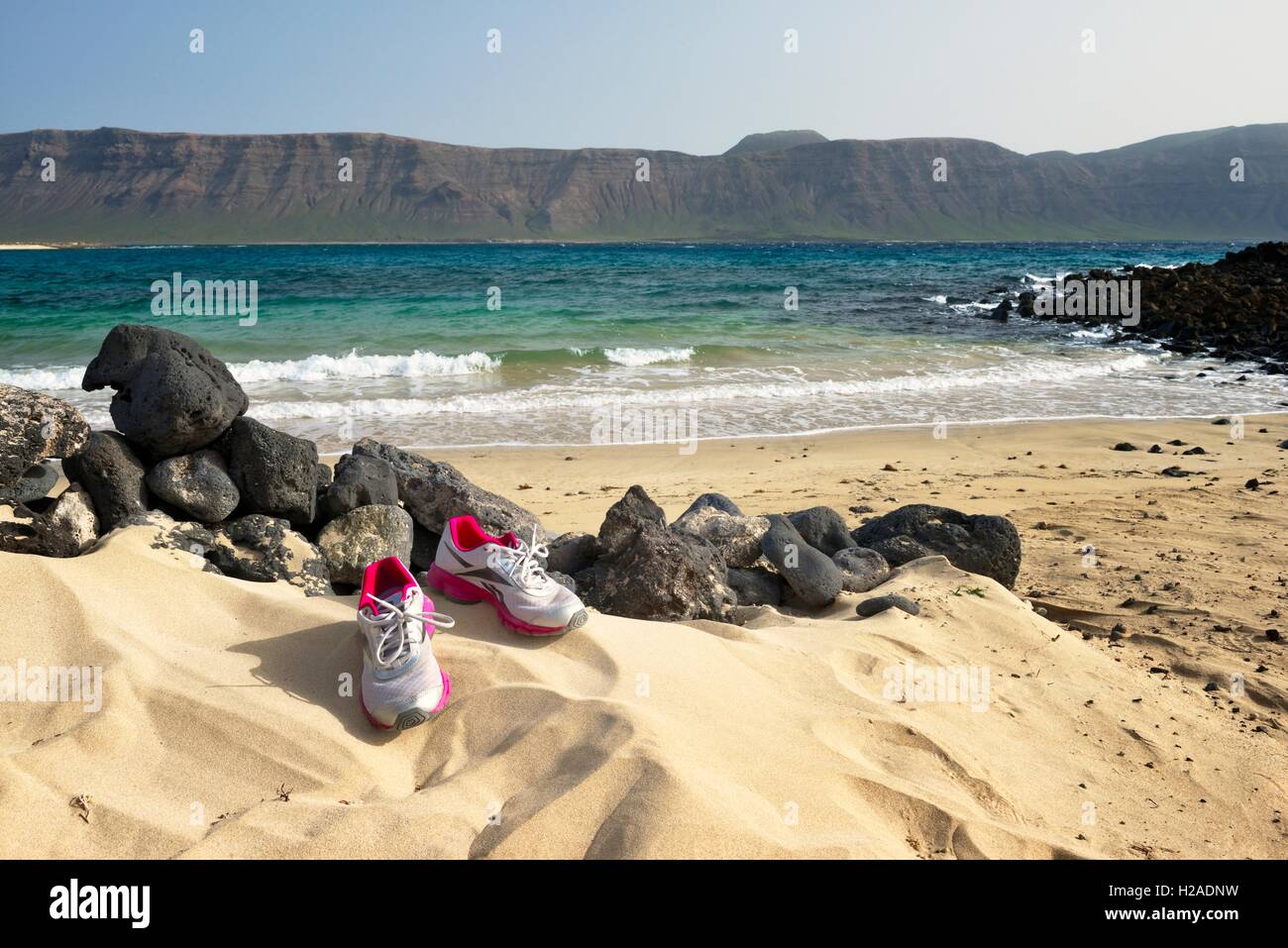 Kanarischen Inseln. Über den weißen Sandstrand von Playa Francesa auf Isla Graciosa nach Süden zu vulkanischen Klippen des Risco de Famara auf Lanzarote Stockfoto