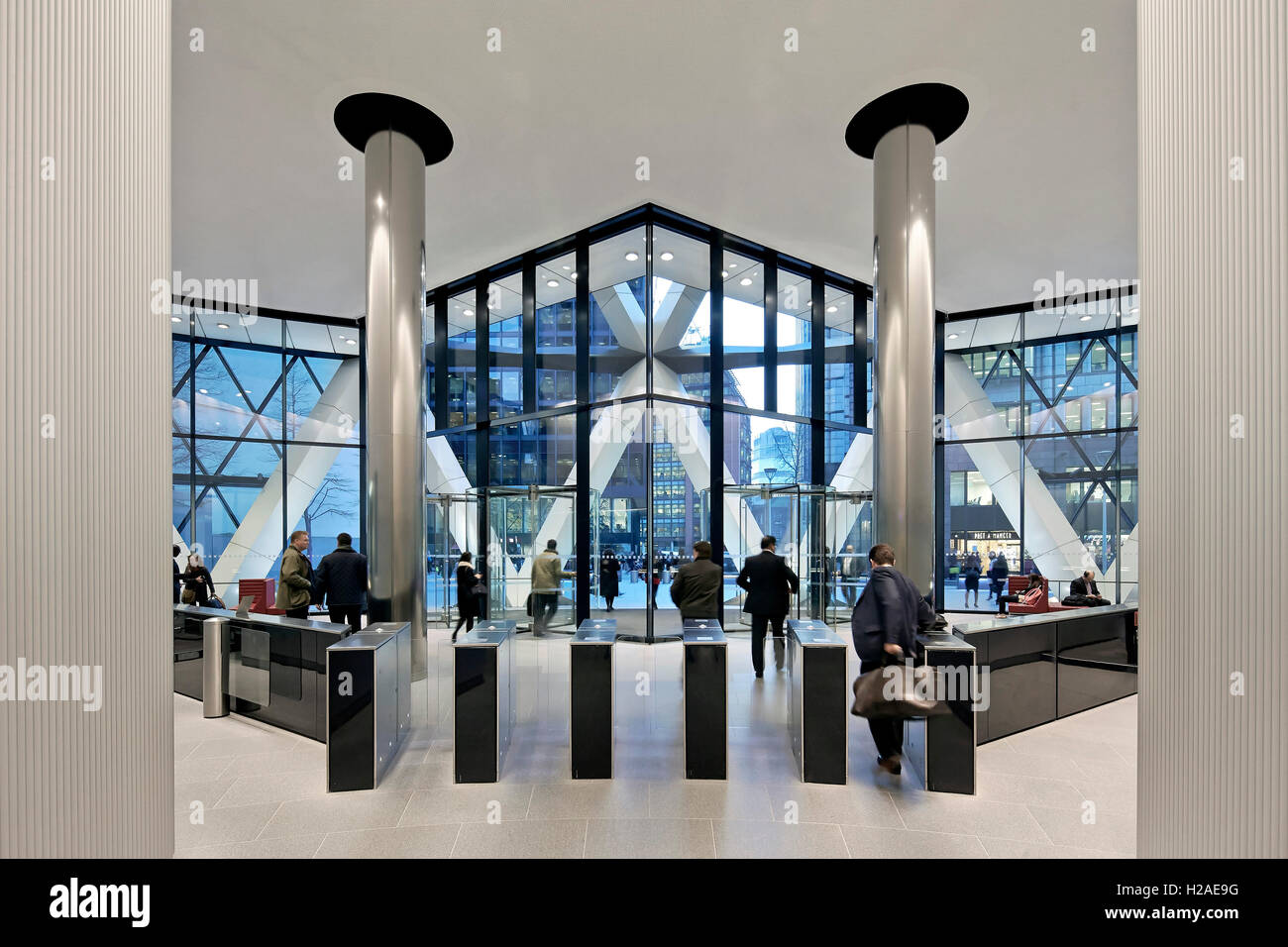 Rezeption-Foyer mit Sicherheits-Barrieren. Die Gurke, London, Vereinigtes Königreich. Architekt: Foster + Partners, 2004. Stockfoto