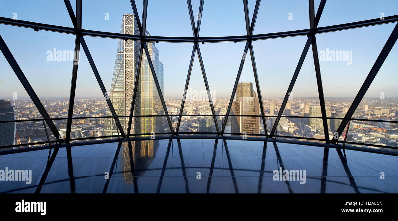 Ansicht der Stadt vom Obergeschoss mit Richard Roger Cheesegrater. Die Gurke, London, Vereinigtes Königreich. Architekt: Foster + Partners, 2004. Stockfoto