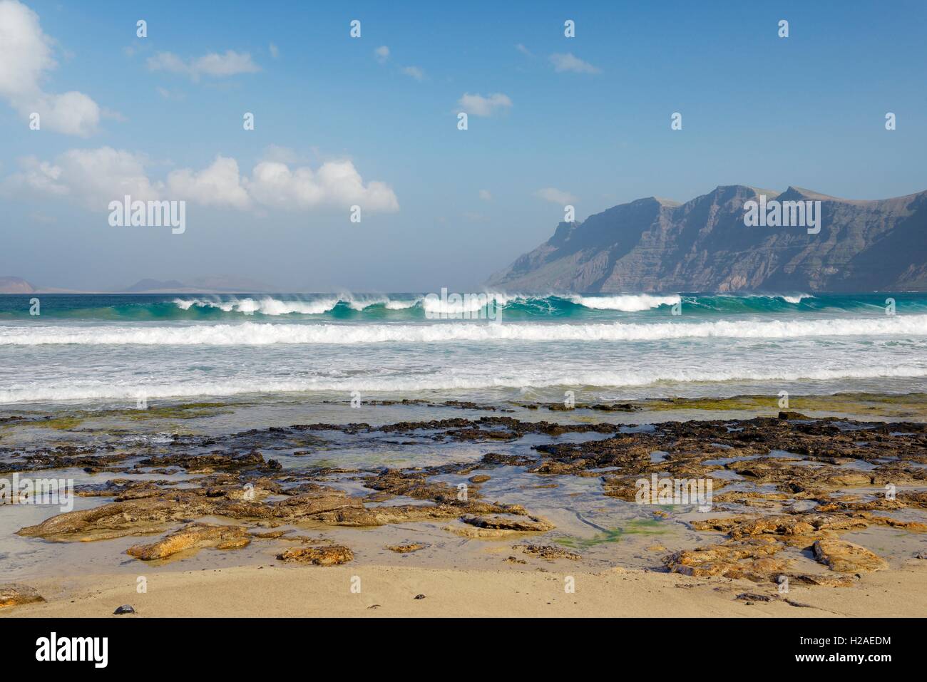 Der Strand Playa in La Caleta de Famara. Lanzarote, Kanarische Inseln. Auf die Klippen des Risco de Famara Stockfoto