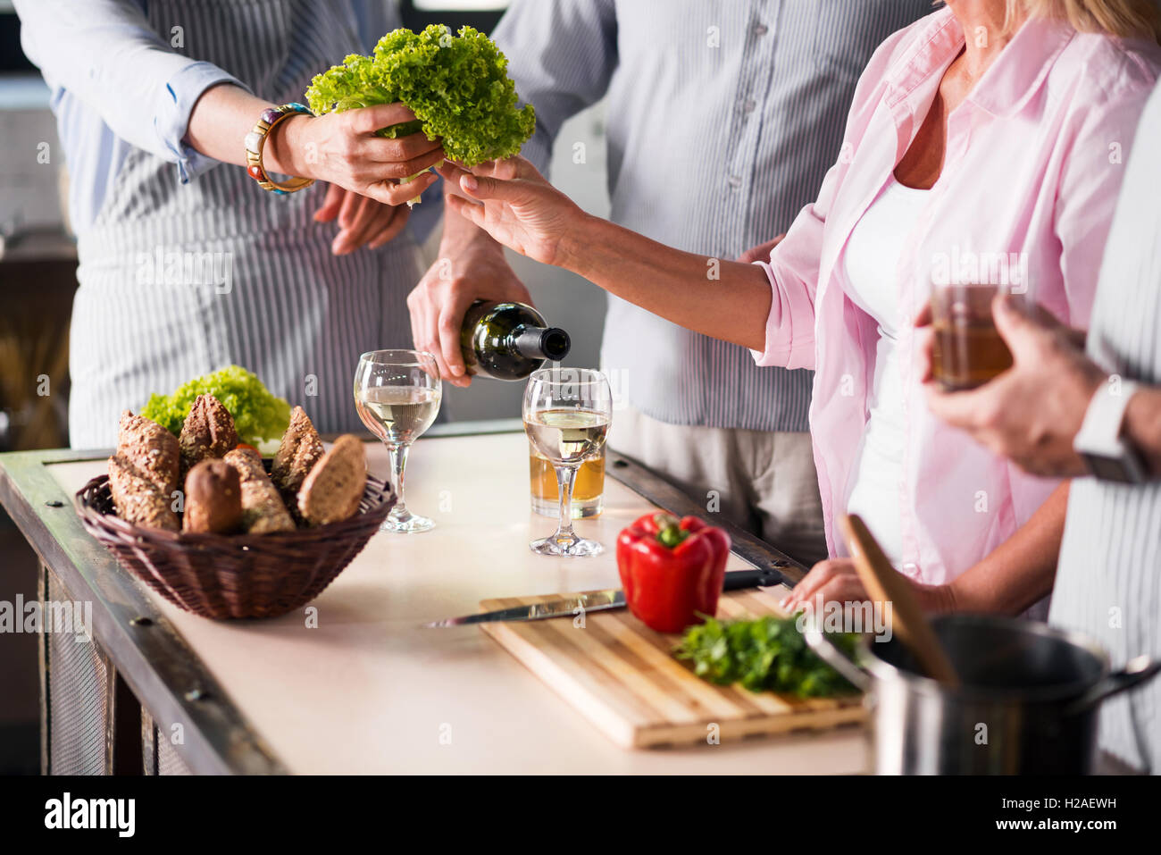 Familie zusammen kochen und genießen Sie Wein Stockfoto