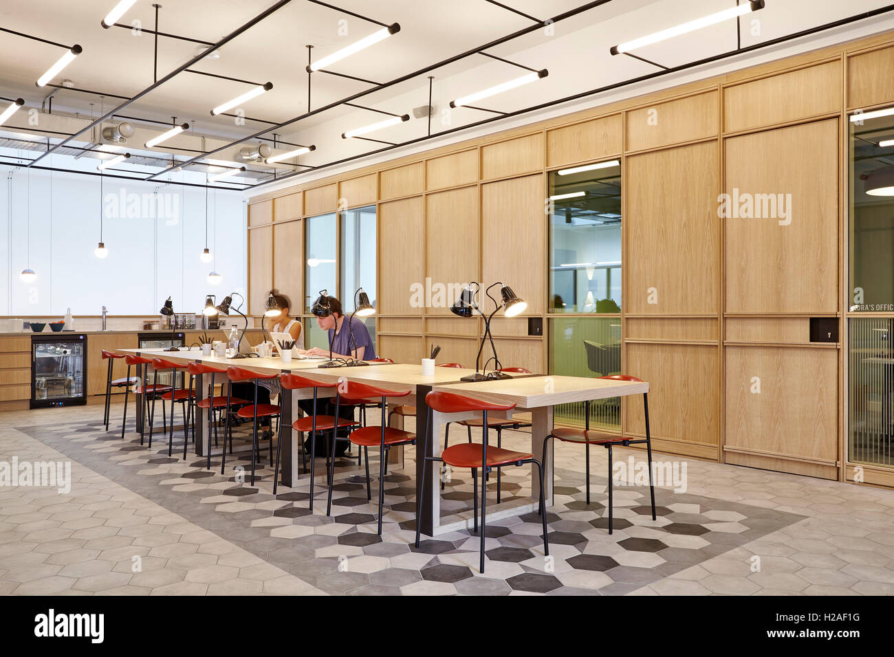 Offene Arbeitsraum. Die Smiths Gebäude, London, Vereinigtes Königreich. Architekt: Steif + Trevillion Architekten, 2016. Stockfoto