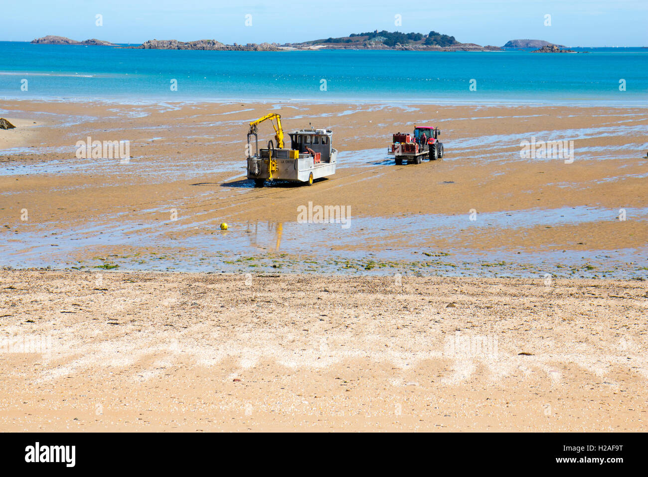 Foto von amphibischen Muschel Boot und Traktor an einem Strand in der Bretagne Stockfoto