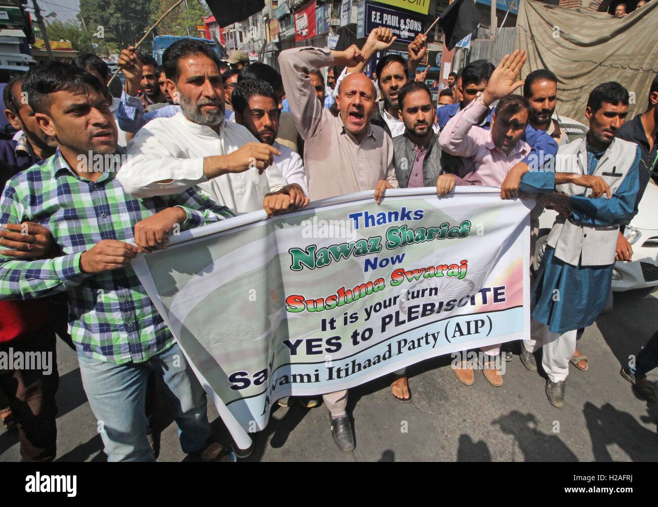 Indien. 26. September 2016. Jammu und Kaschmir Gesetzgeber Scheich Abdul Rashid zusammen mit seiner Partei Arbeiter schreien Parolen während einer Protestaktion zur Unterstützung der Volksabstimmung für Menschen in Kaschmir in Srinagar der Sommerhauptstadt von indischen gesteuert Kaschmir. Polizei später schwang in Aktion durch Inhaftierung von Dutzenden von Partei. Bildnachweis: Faisal Khan/Pacific Press/Alamy Live-Nachrichten Stockfoto