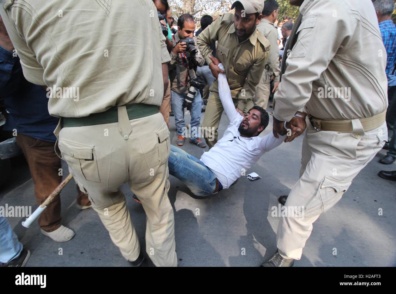 Indien. 26. September 2016. Indische Polizisten verhaften ein Verfechter von Jammu und Kaschmir Gesetzgeber Scheich Abdul Rashid während einer Protestaktion zur Unterstützung der Volksabstimmung für Menschen in Kaschmir in Srinagar der Sommerhauptstadt von indischen Kaschmir am 26. September 2016.Police später schwang in Aktion durch Inhaftierung Dutzende von Partei kontrolliert. Bildnachweis: Faisal Khan/Pacific Press/Alamy Live-Nachrichten Stockfoto