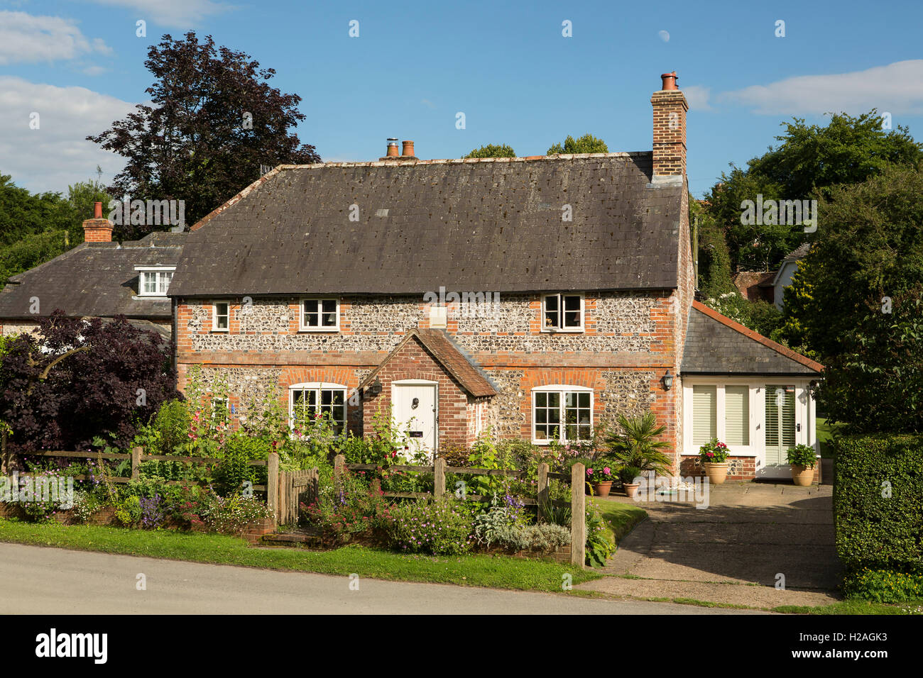 Typisches Landhaus in einem kleinen Dorf in der Landschaft von West Sussex. Stockfoto