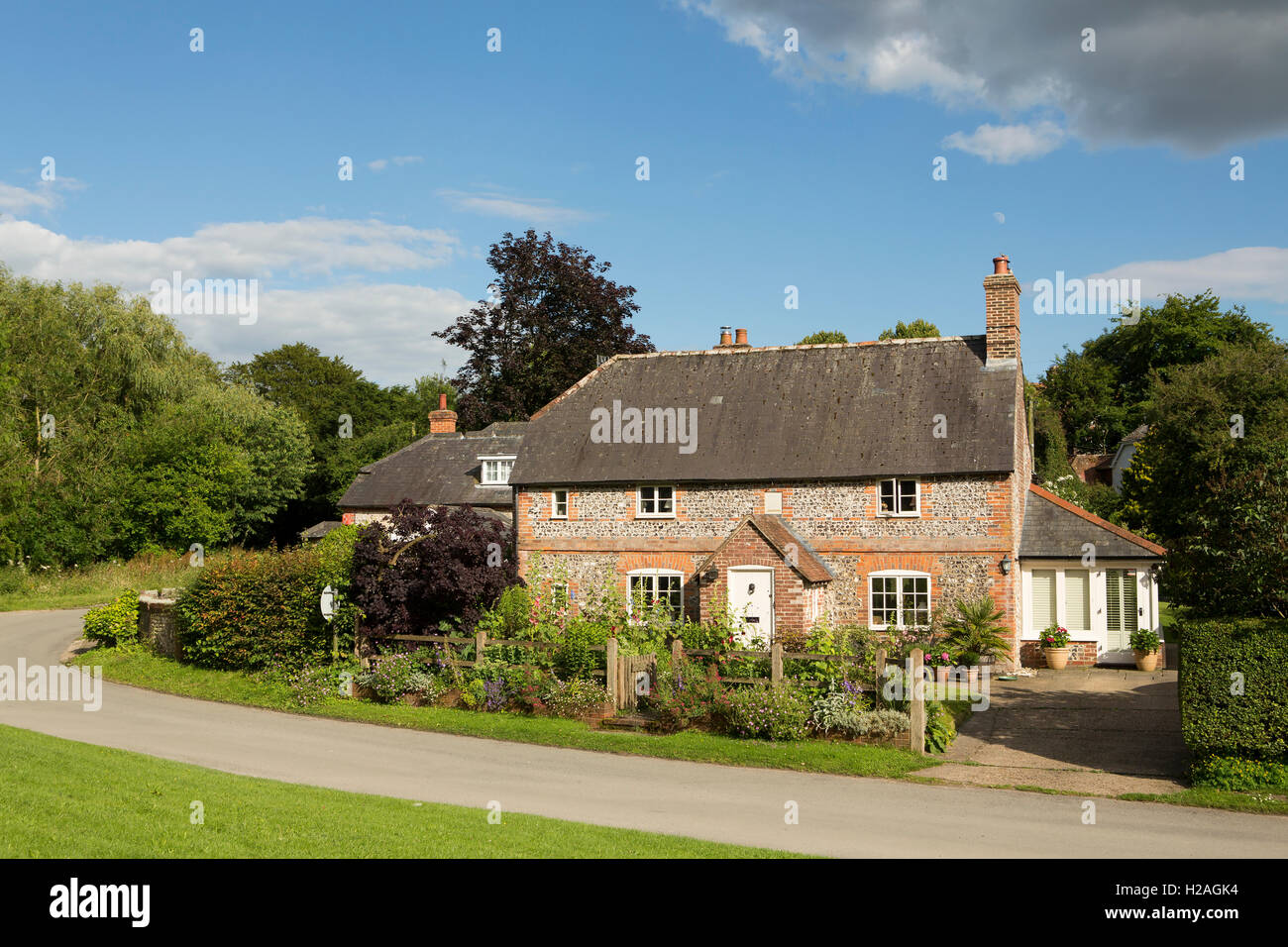 Typisches Landhaus in einem kleinen Dorf in der Landschaft von West Sussex. Stockfoto