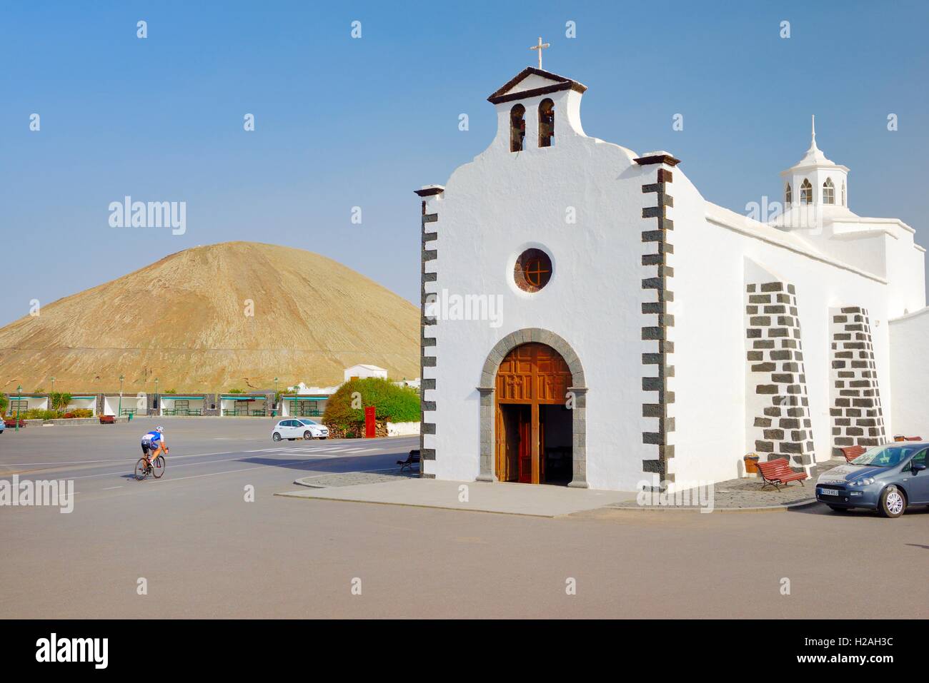 Kirche der Ermita de Los Dolores im Dorf von Mancha Blanca. Lanzarote, Kanarische Inseln. Vulkankegel Montana Tinache hinter Stockfoto