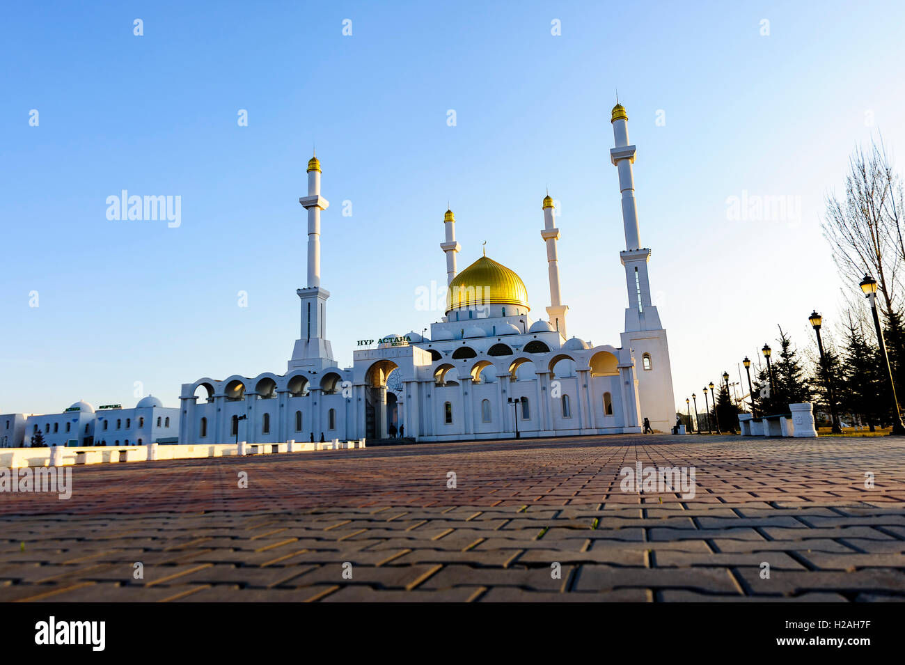 Blick auf die nur-Astana Moschee in Astana, Kasachstan, mit einem Mann, der vorbeigeht. Die 40 Meter hohe Moschee würdigt das Zeitalter des Propheten Mohammed Stockfoto